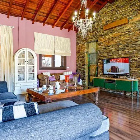 Villa Sleeps 8 Pool Wifi