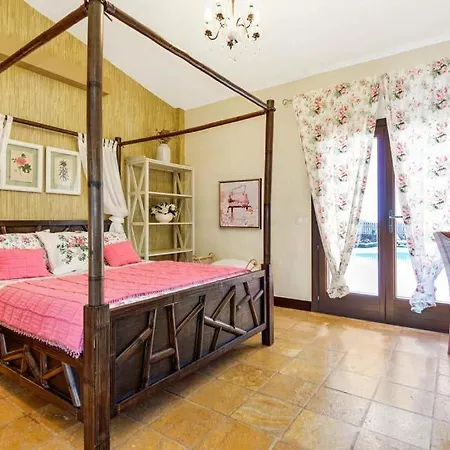 Villa Sleeps 8 Pool Wifi