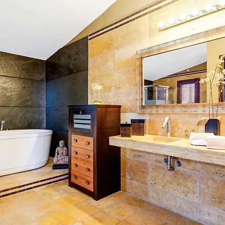 Sleeps 8 Pool Wifi Villa *